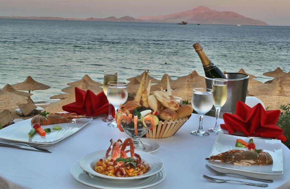 Charmillion Club Resort シャルム・エル・シェイク エクステリア 写真 A meal at a beach resort